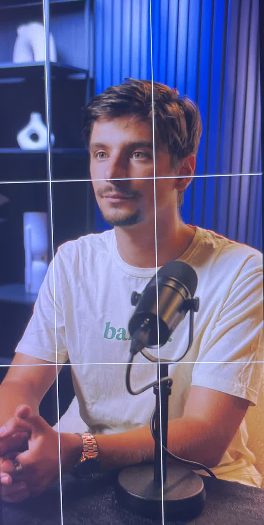 Tom Obry en tournage, au micro, dans le studio de Nicestorique