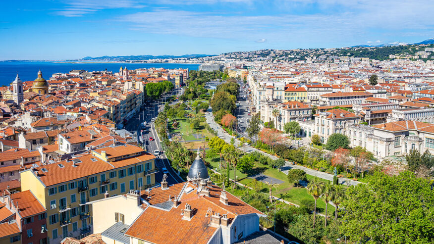 Les toits du Vieux-Nice et la baie des Anges, terrain d'action de l'association
